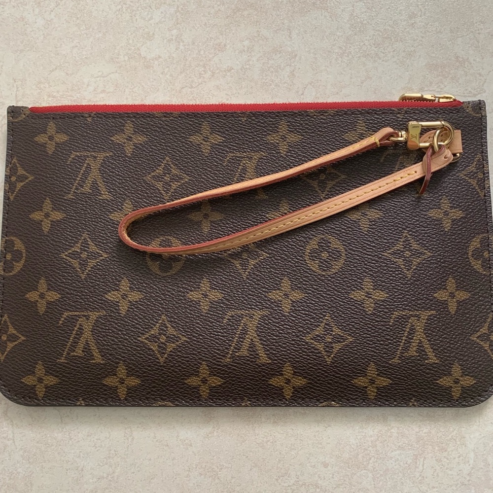 Louis Vuitton wristlet ( neverfull mm )